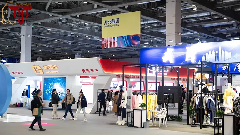 China International Fashion Fair بزرگ‌ترین رویداد مد آسیاست که برندهای پوشاک، طراحان و روندهای نوین صنعت فشن را معرفی می‌کند.